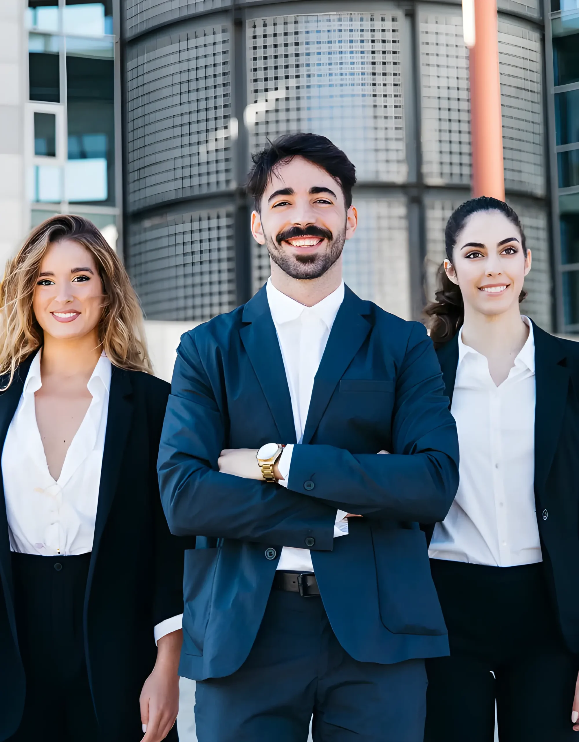 Grupo de profesionales sonrientes en trajes formales