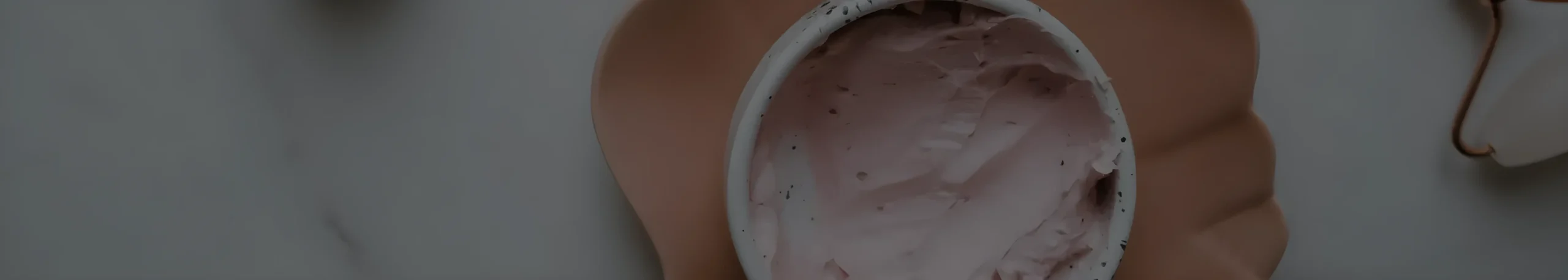 Tazón de yogur sobre fondo blanco