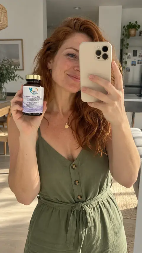 Mujer haciéndose un selfi con el bote de Flora Serena PRO