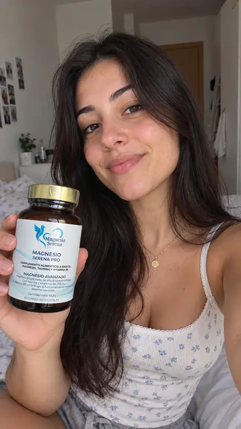 Mujer sonriente con el bote de Magnesio Serena PRO