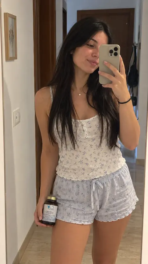 Mujer ante el espejo con el bote de Magnesio Serena PRO