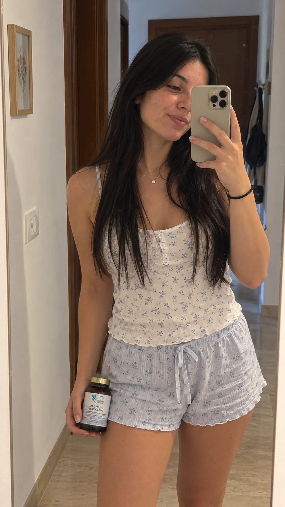 Mujer ante el espejo con el bote de Magnesio Serena PRO