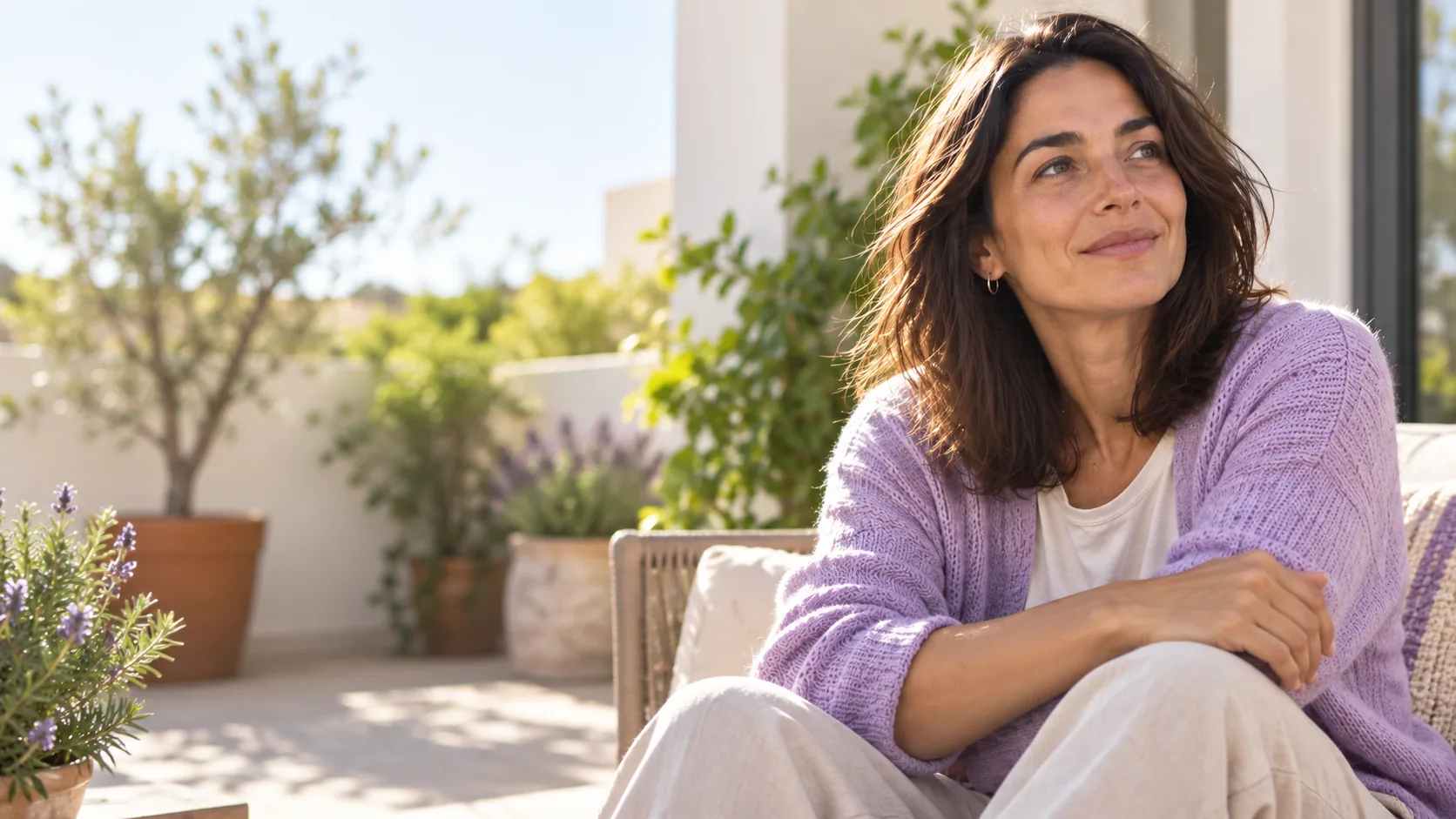 Mujer relajada y sonriente en una terraza mediterránea